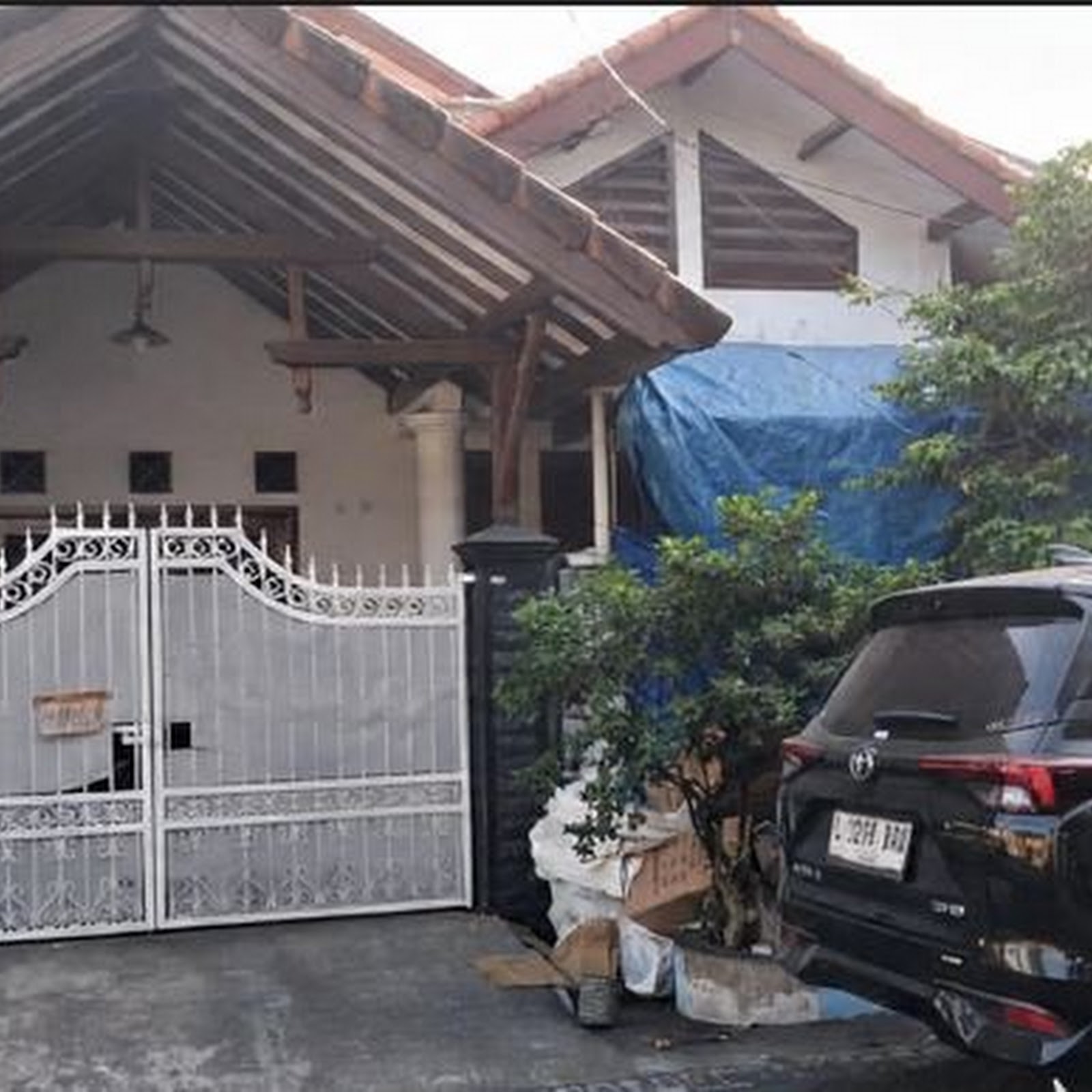 Tim dan garasi rental mobil Wira Trans Indonesia Sidoarjo